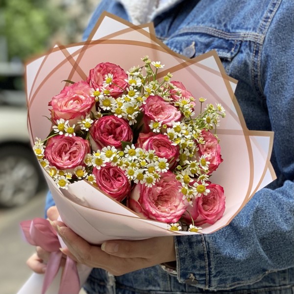 Пионовидные розы Глендора с ромашками