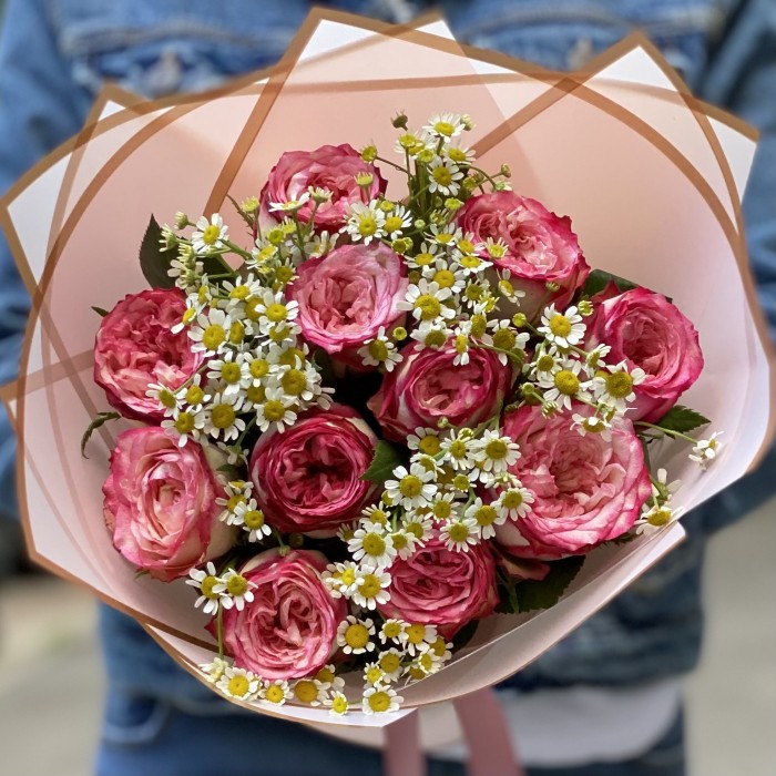 Пионовидные розы Глендора с ромашками