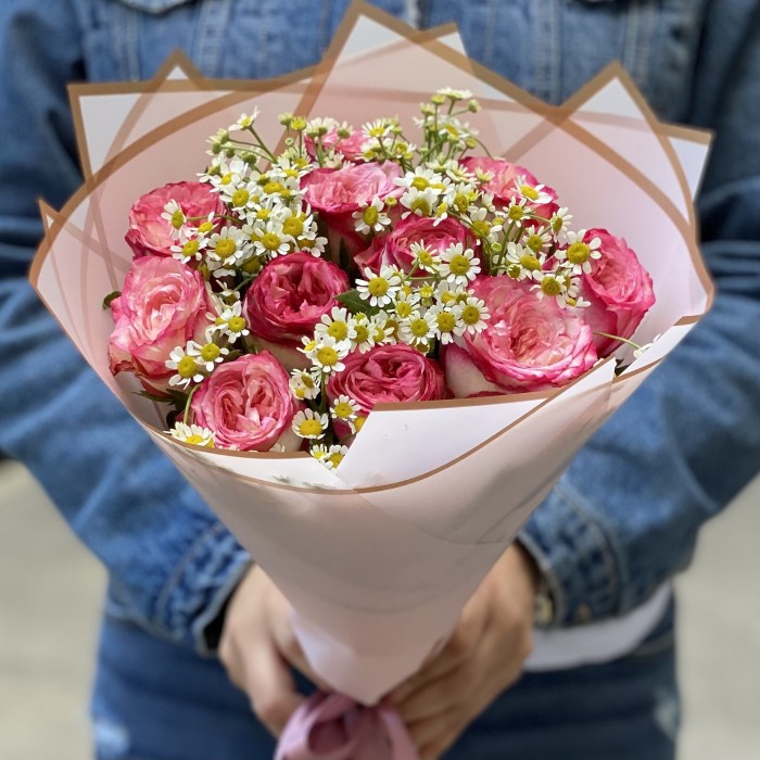 Пионовидные розы Глендора с ромашками