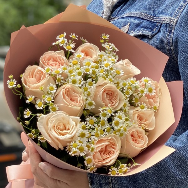 Пионовидные розы Модести с ромашками