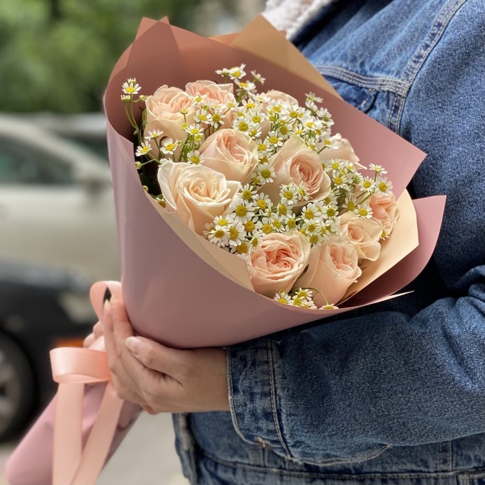 Пионовидные розы Модести с ромашками