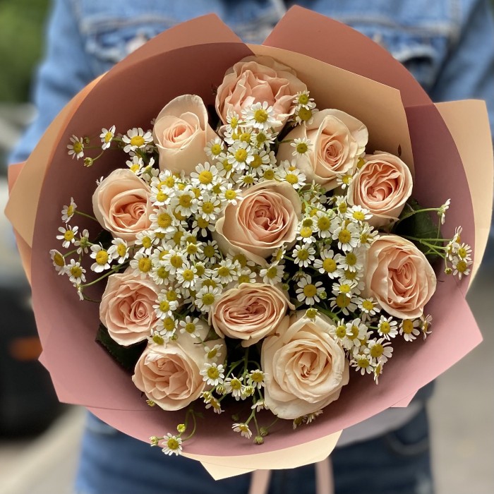 Пионовидные розы Модести с ромашками