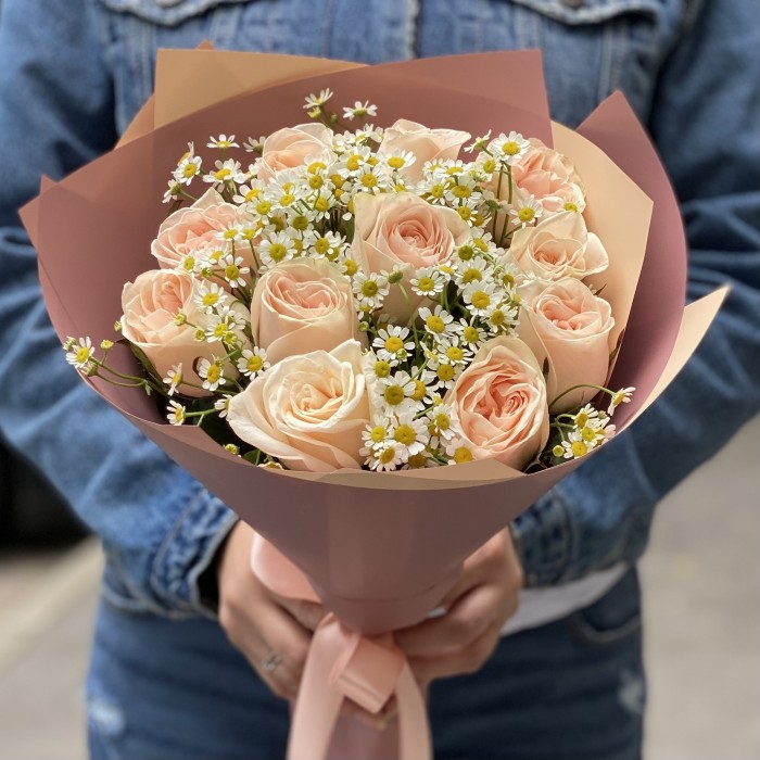 Пионовидные розы Модести с ромашками