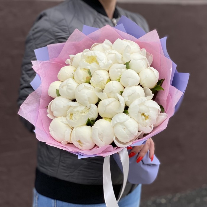 Букет из 25 белых пионов