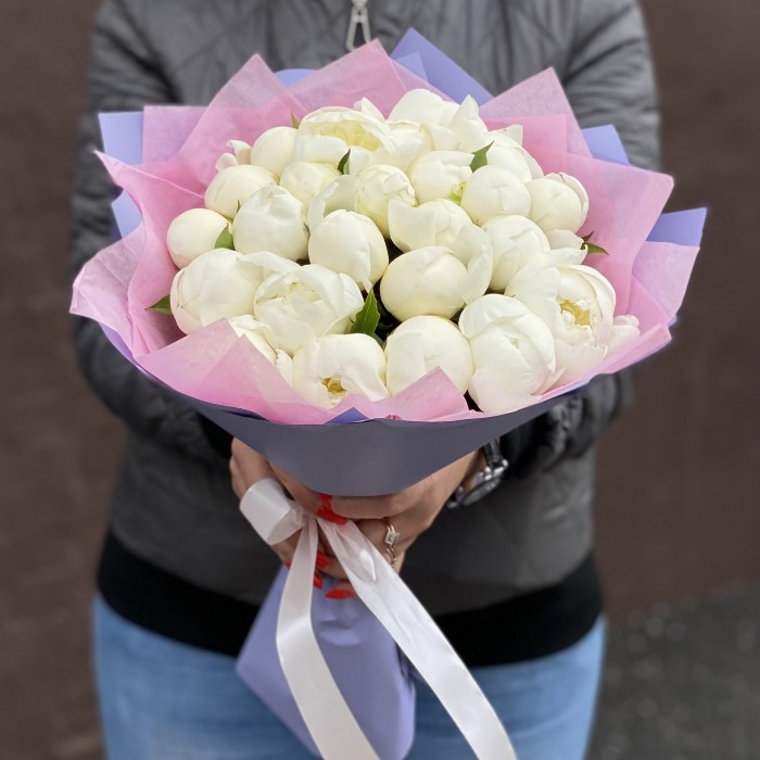 Букет из 25 белых пионов