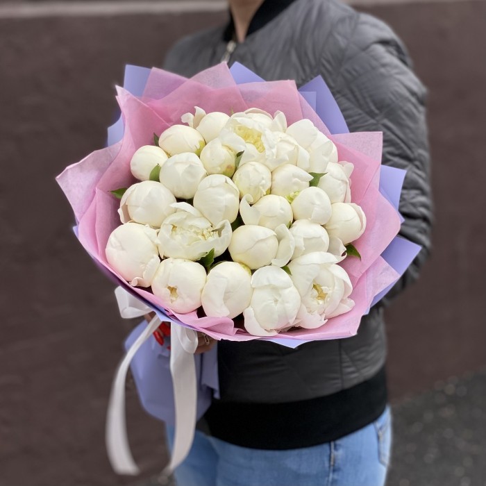 Букет из 25 белых пионов