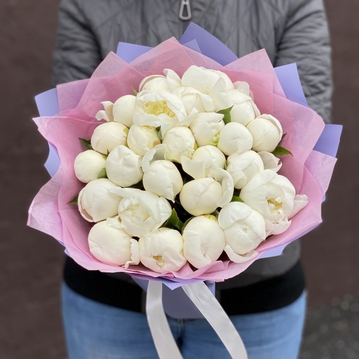 Букет из 25 белых пионов