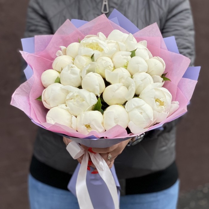Букет из 25 белых пионов
