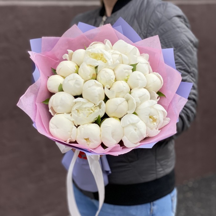 Букет из 25 белых пионов