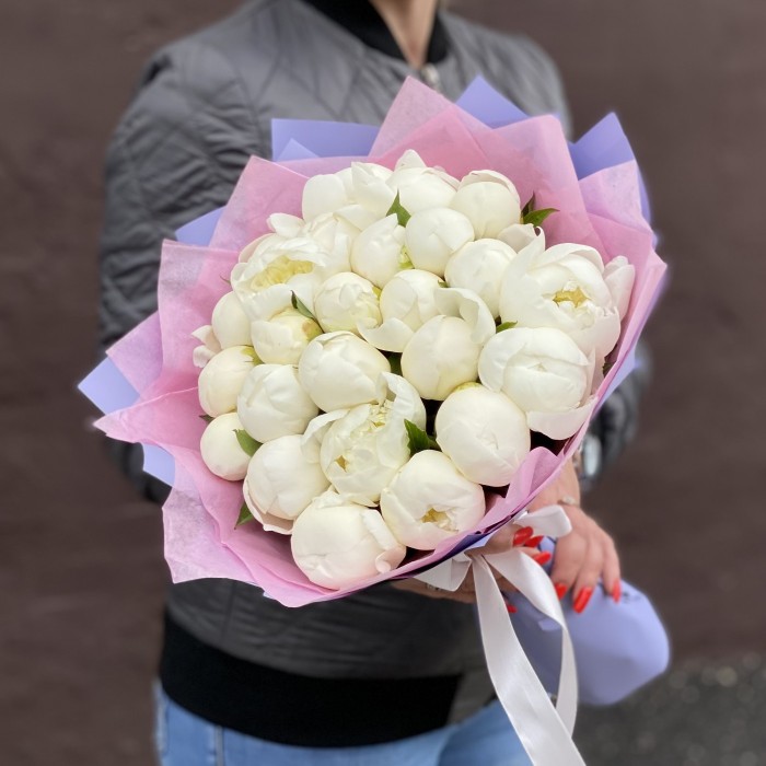 Букет из 25 белых пионов