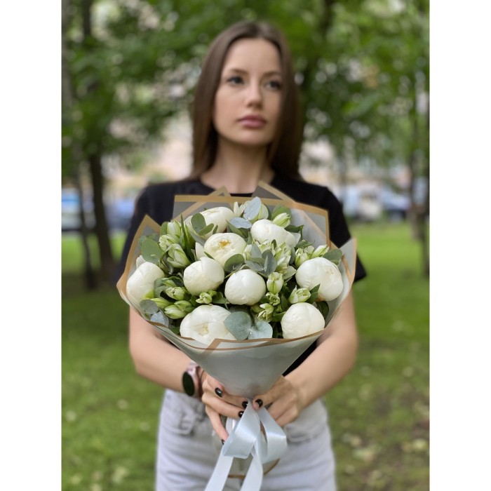 Букет из 9 белых пионов с альстромерией