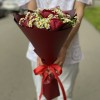 7 бордовых пионов с ромашками