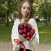 9 бордовых пионов