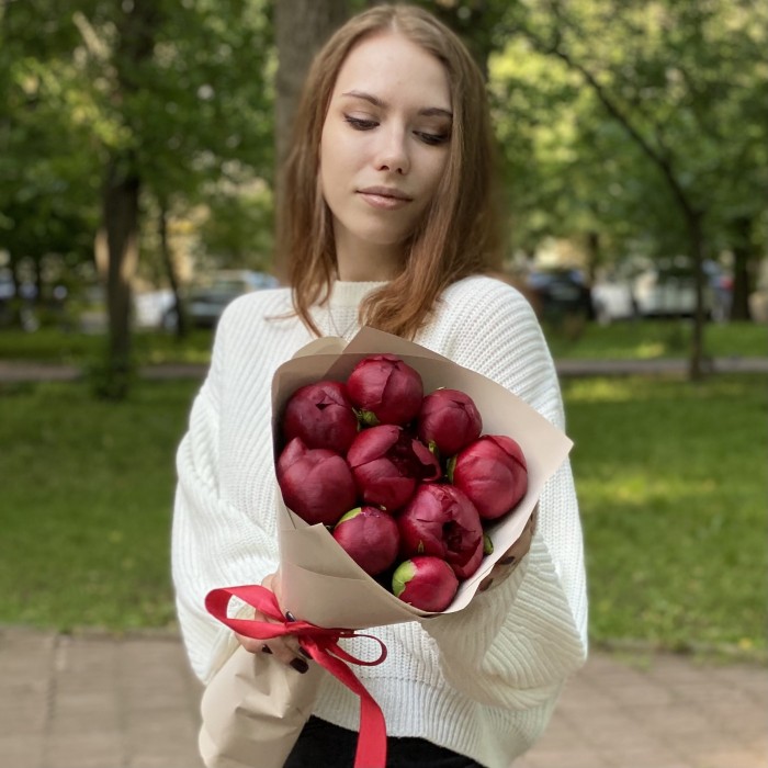 9 бордовых пионов