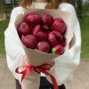 9 бордовых пионов