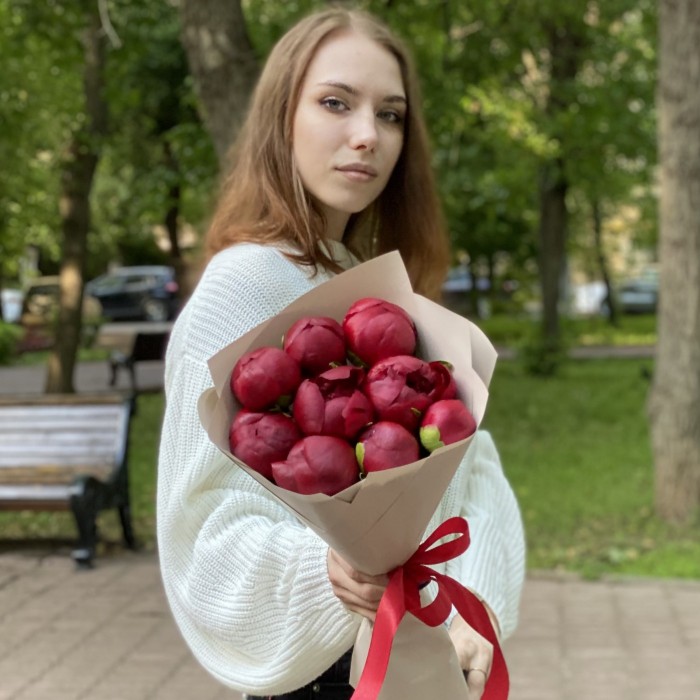 9 бордовых пионов