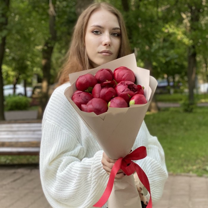 9 бордовых пионов