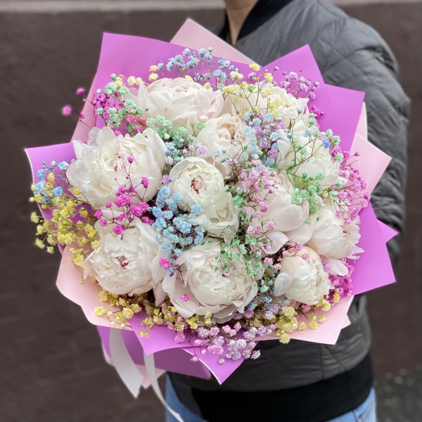 Букет из 11 пионов Фестива с радужной гипсофилой