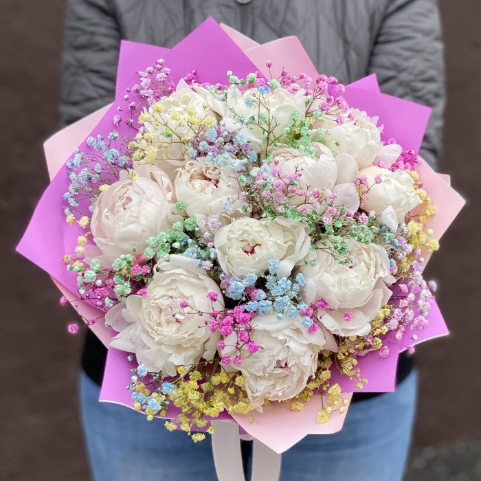 Букет из 11 пионов Фестива с радужной гипсофилой