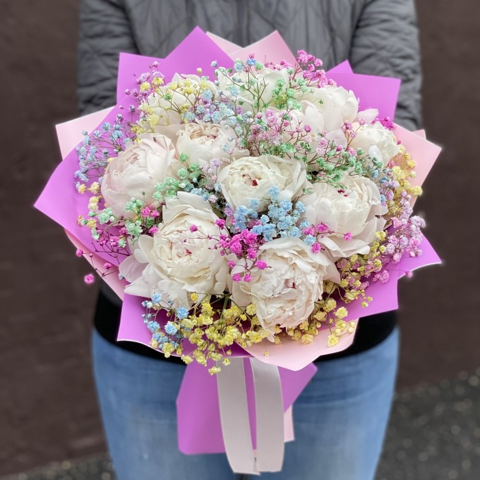 Букет из 11 пионов Фестива с радужной гипсофилой