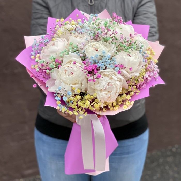 Букет из 11 пионов Фестива с радужной гипсофилой
