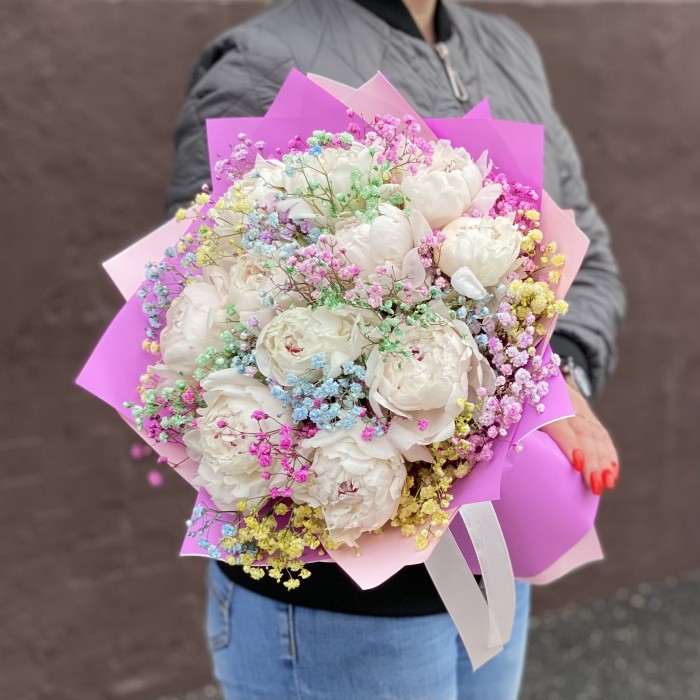 Букет из 11 пионов Фестива с радужной гипсофилой