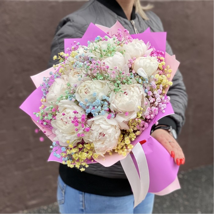 Букет из 11 пионов Фестива с радужной гипсофилой