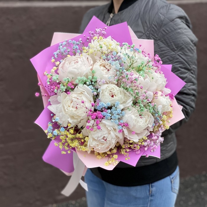 Букет из 11 пионов Фестива с радужной гипсофилой