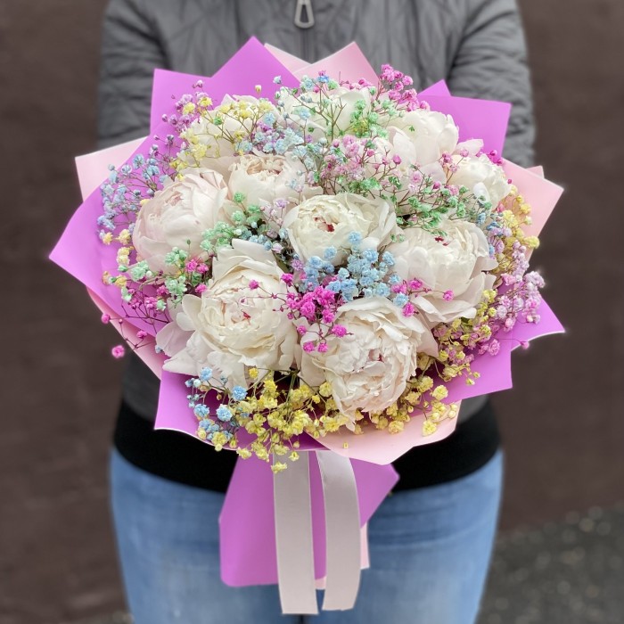 Букет из 11 пионов Фестива с радужной гипсофилой