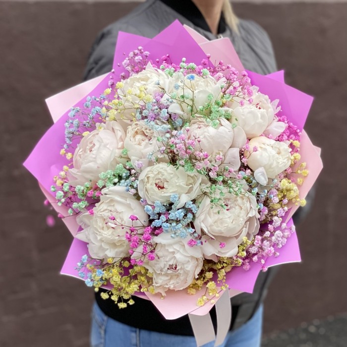 Букет из 11 пионов Фестива с радужной гипсофилой