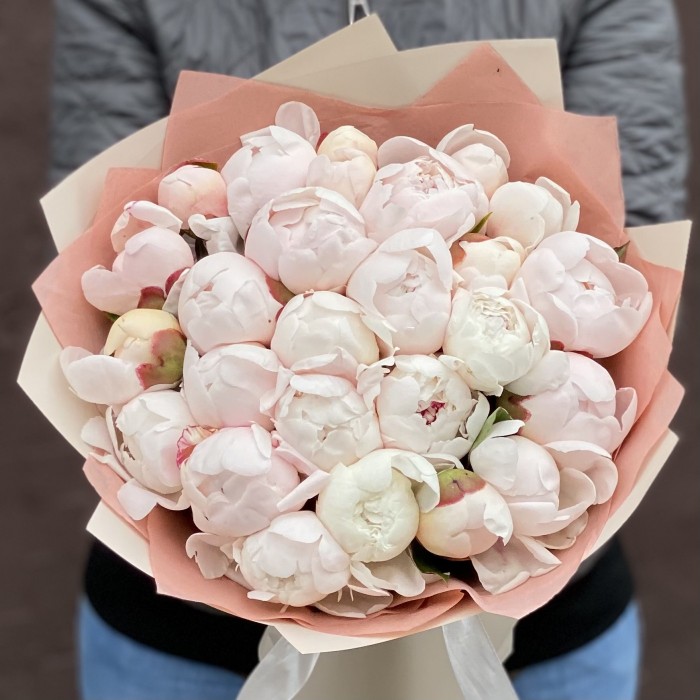 Букет из 25 кремовых пионов Фестива