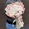 Букет из 25 кремовых пионов Фестива