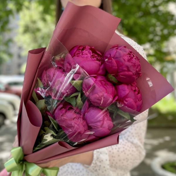 Букет из 7 фиолетовых пионов