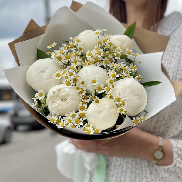 Букет белых пионов с ромашками