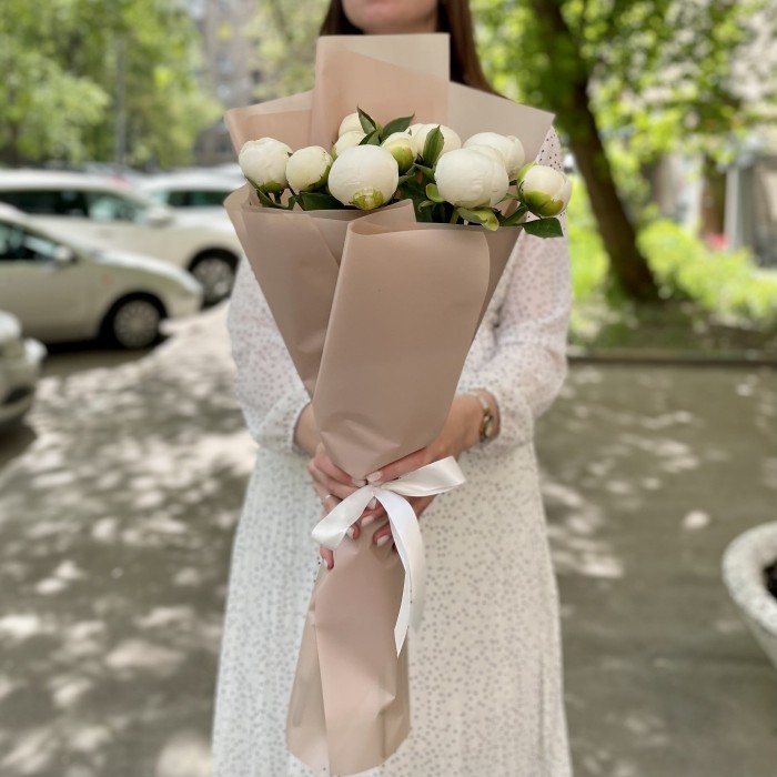 Букет 11 белых пионов