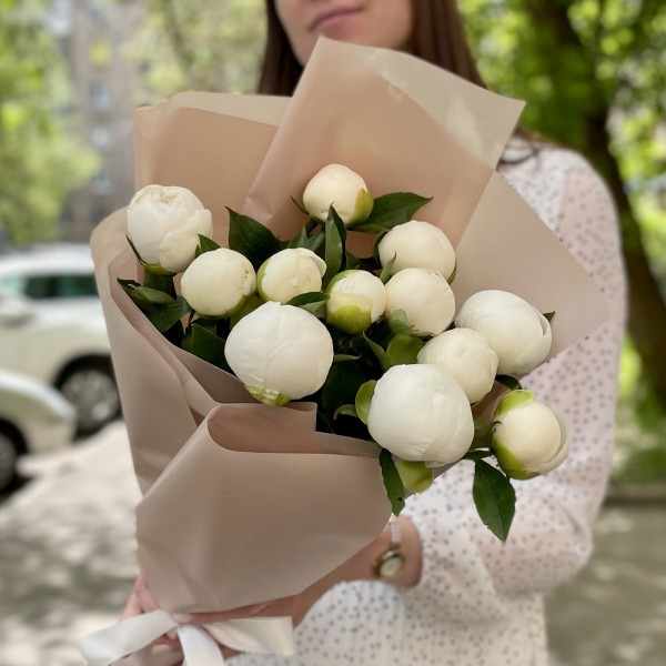 Букет 11 белых пионов