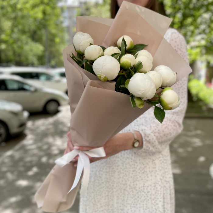 Букет 11 белых пионов