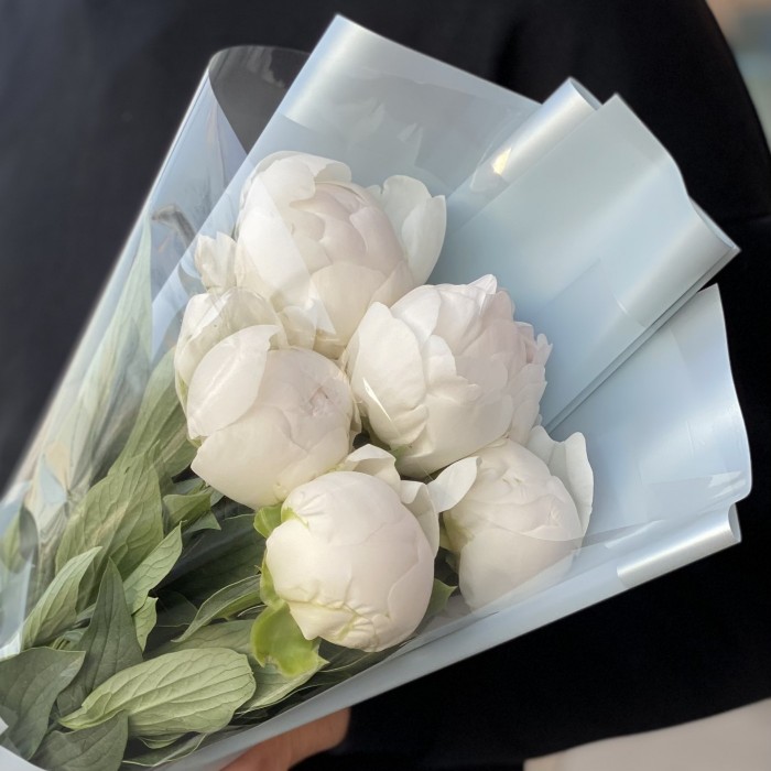 Букет из 5 белых пионов