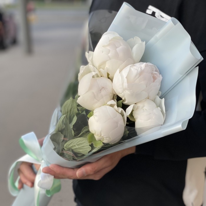 Букет из 5 белых пионов