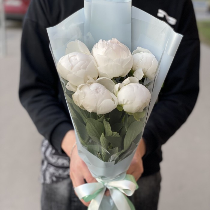 Букет из 5 белых пионов