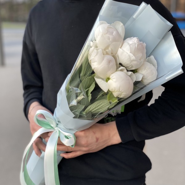 Букет из 5 белых пионов