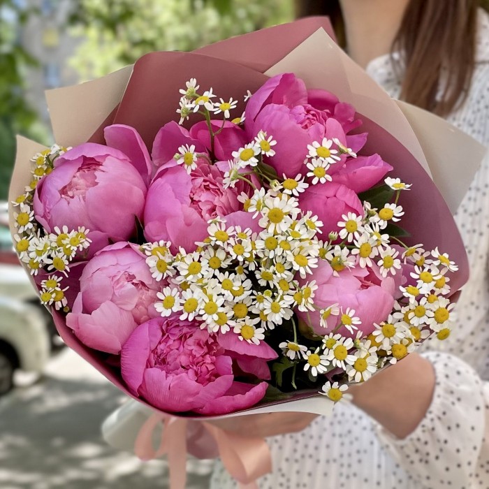 Букет ярко-розовых пионов с ромашками
