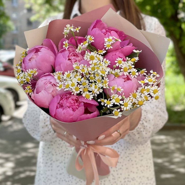 Букет ярко-розовых пионов с ромашками