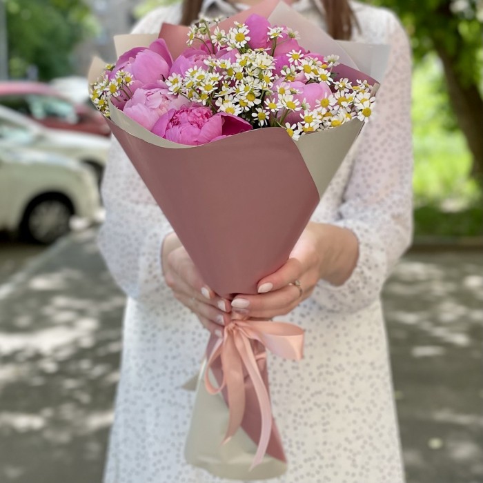 Букет ярко-розовых пионов с ромашками