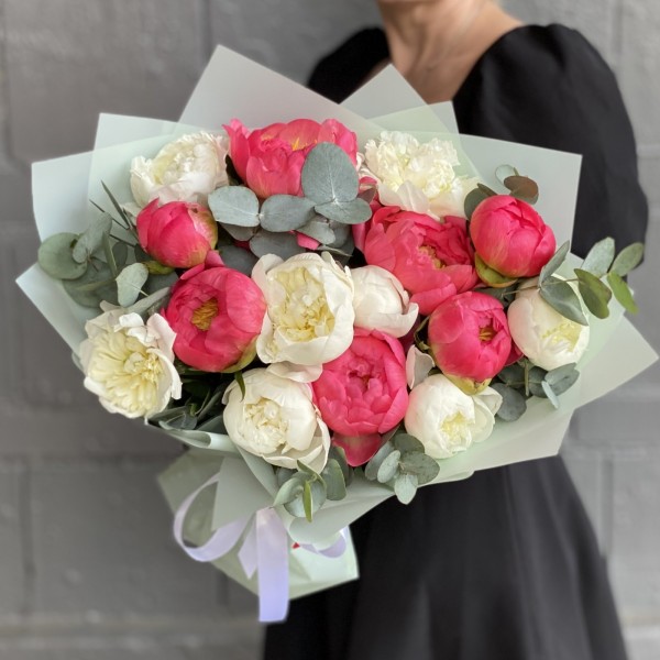 Букет из 15 белых и коралловых пионов