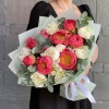 Букет из 15 белых и коралловых пионов