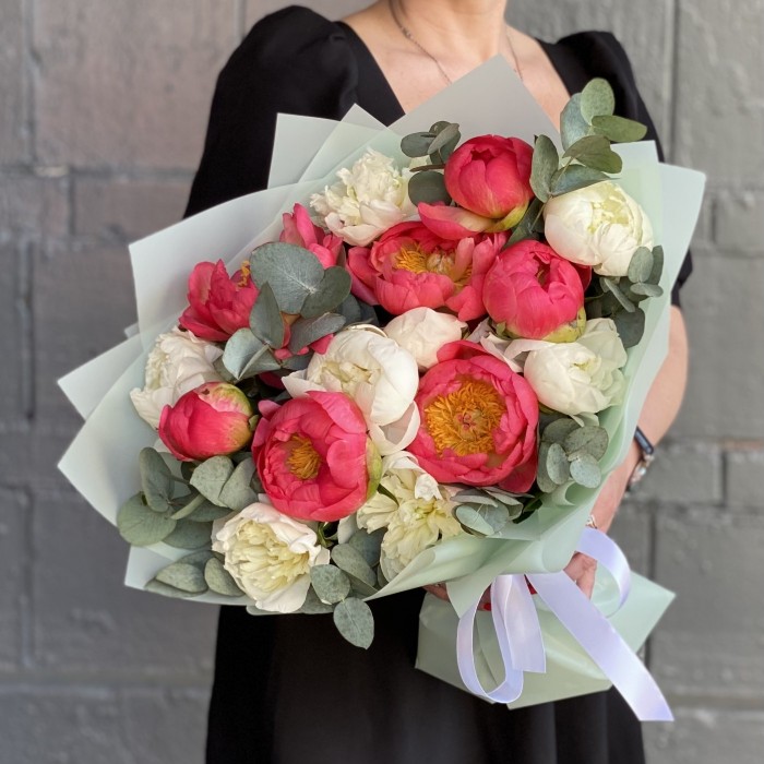 Букет из 15 белых и коралловых пионов