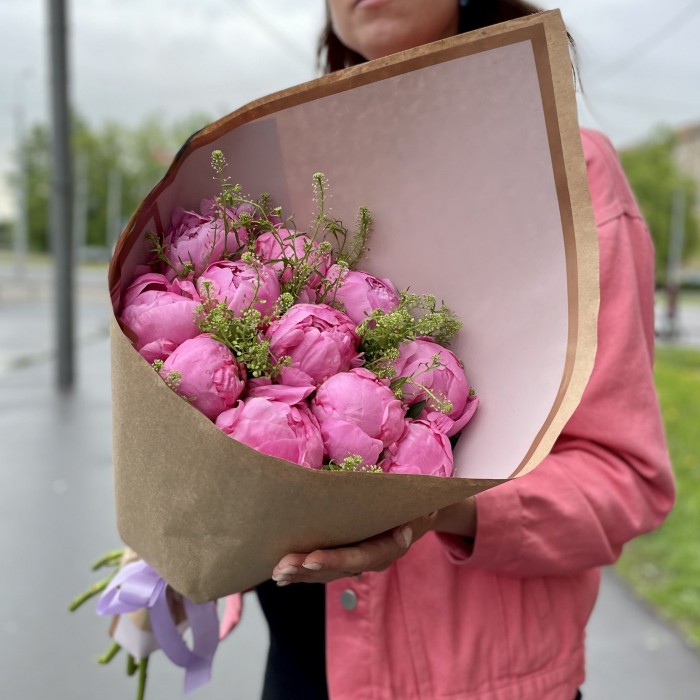 Букет из 11 розовых пионов с зеленью