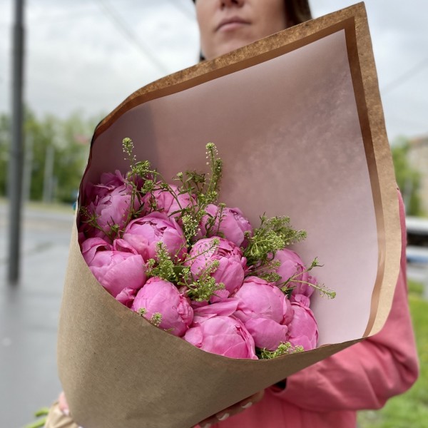 Букет из 11 розовых пионов с зеленью