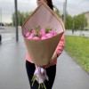Букет из 11 розовых пионов с зеленью